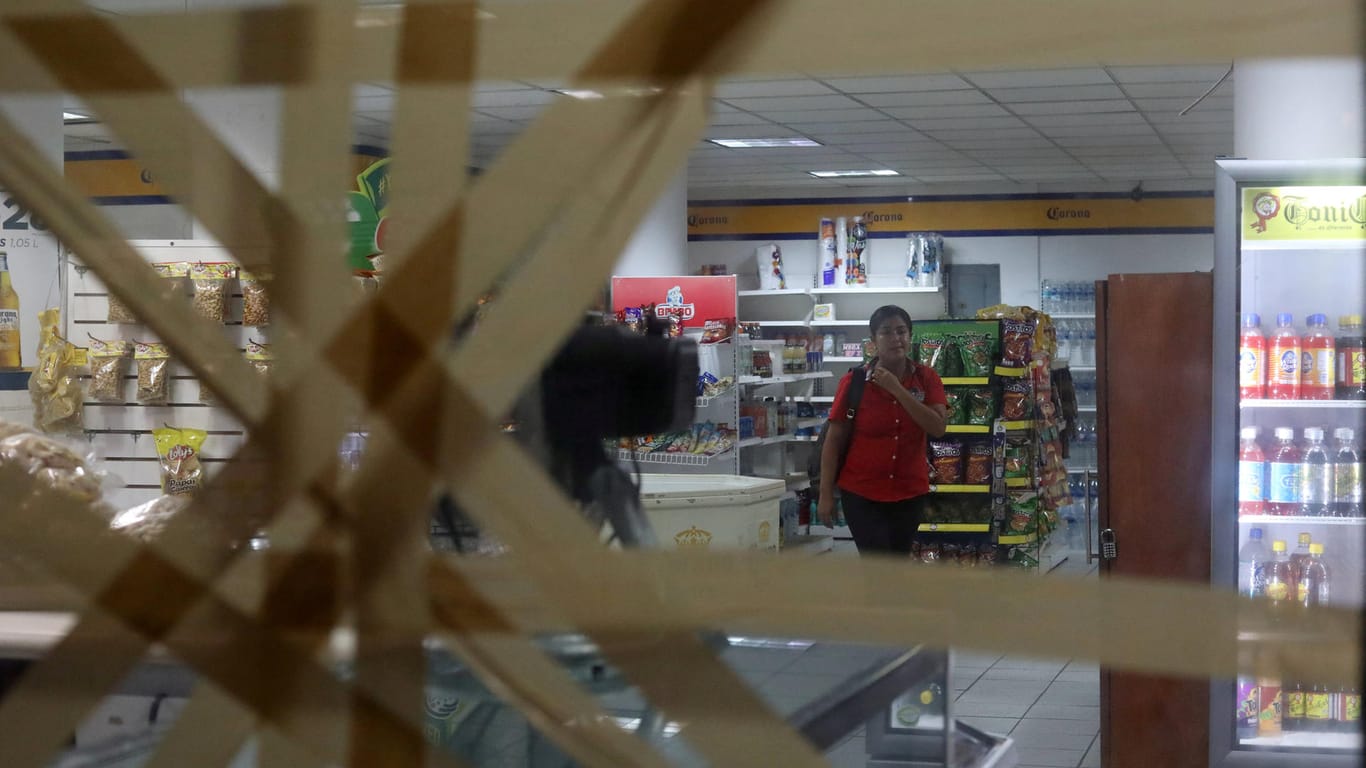 Ein Geschäft in Mazatlan, Mexiko: Verstärkende Klebebänder sollen die Fenster bei dem Aufeinandertreffen mit dem Wirbelsturm schützen.