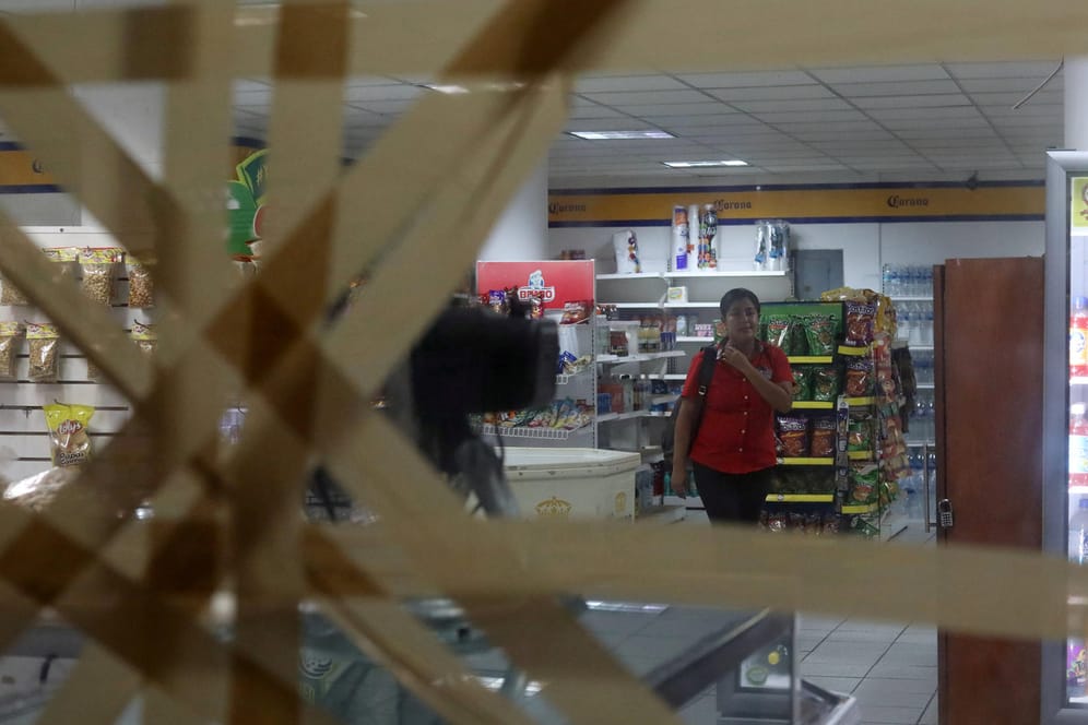 Ein Geschäft in Mazatlan, Mexiko: Verstärkende Klebebänder sollen die Fenster bei dem Aufeinandertreffen mit dem Wirbelsturm schützen.