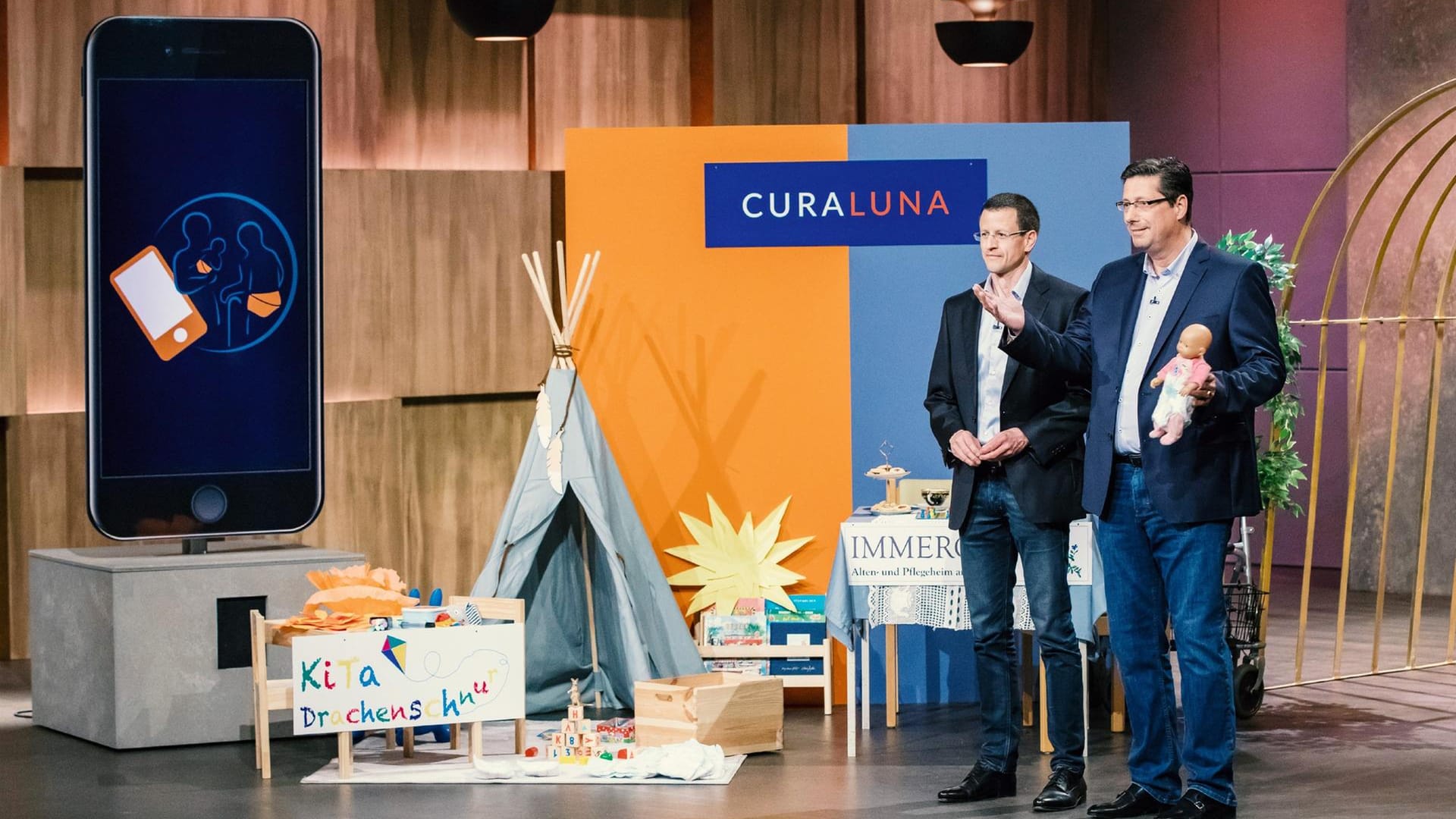 Die Gründer von "Cura Luna": Christoph Hohl (l.) und Dr. Frank Steinmetz aus Frankfurt am Main ecken bei den Löwen ganz schön an.