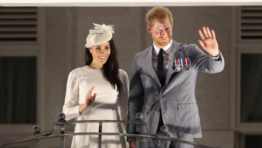 Ankunft in Fidschi: Herzogin Meghan setzt auf Creme, Prinz Harry trägt einen grauen Anzug.