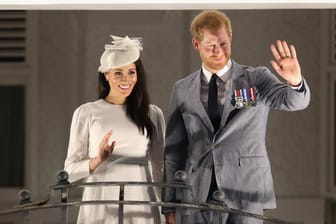 Ankunft in Fidschi: Herzogin Meghan setzt auf Creme, Prinz Harry trägt einen grauen Anzug.