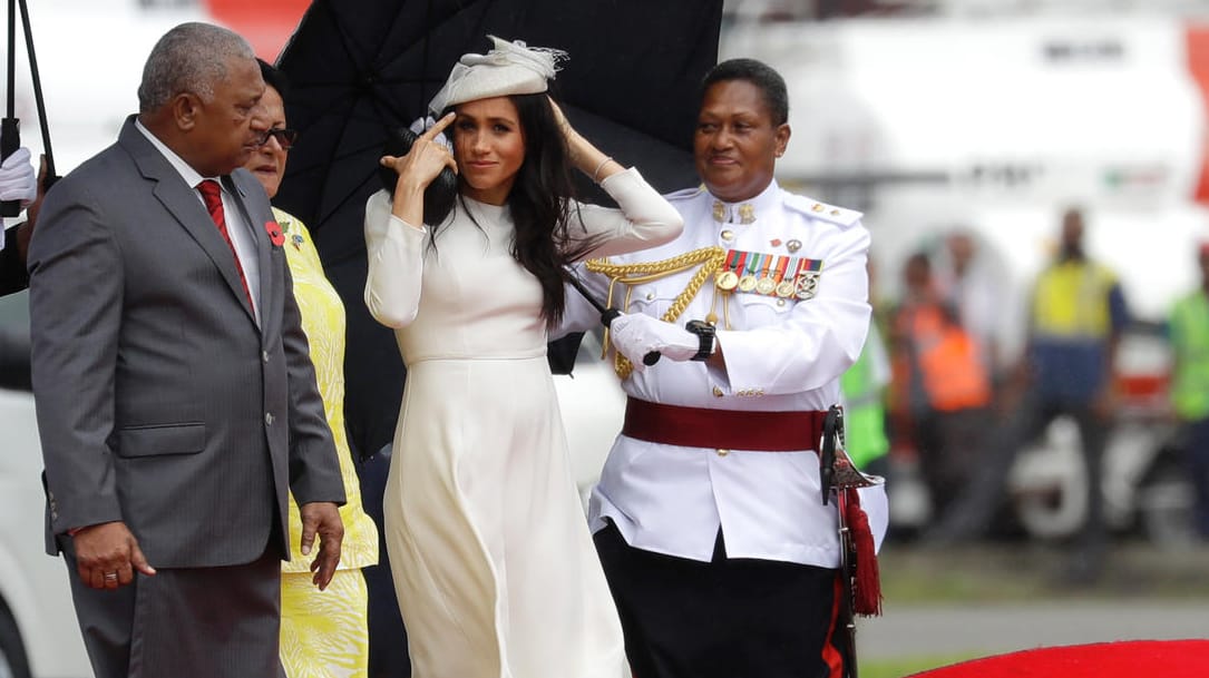 Ein Windstoß enthüllt den Babybauch: Herzogin Meghan erwartet im Frühjahr 2019 ihr erstes Kind.