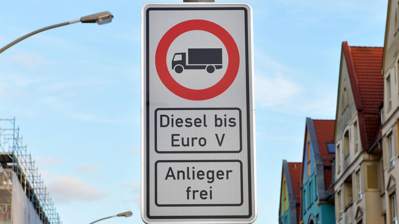 Fahrverbotsschild für Fahrzeuge mit Dieselmotor: Viele Bürgern finden laut Umfrage, dass Merkel sich nicht genug für Dieselfahrer einsetzt.