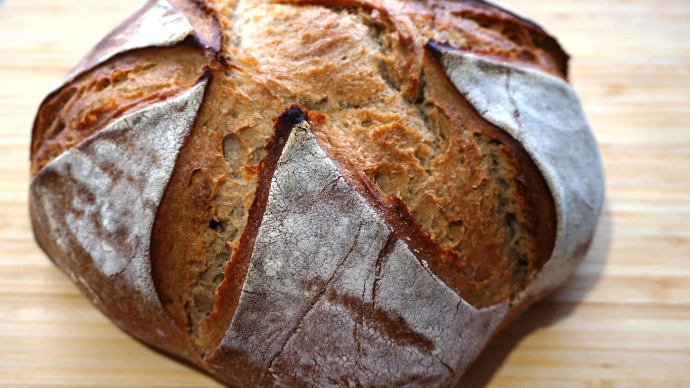 Brot aus Sauerteig: In einem handelsüblichen Brot stecken oft Dutzende Zutaten. Für ein Sauerteigbrot braucht es nur Mehl und Wasser – und Geduld.