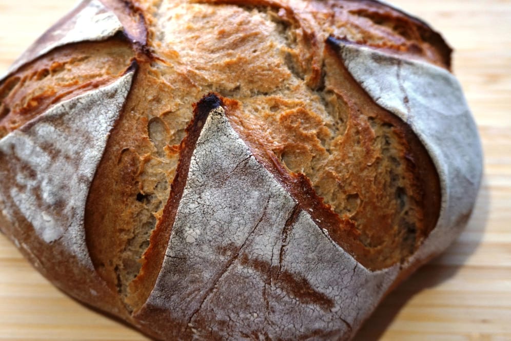 Brot aus Sauerteig: In einem handelsüblichen Brot stecken oft Dutzende Zutaten. Für ein Sauerteigbrot braucht es nur Mehl und Wasser – und Geduld.
