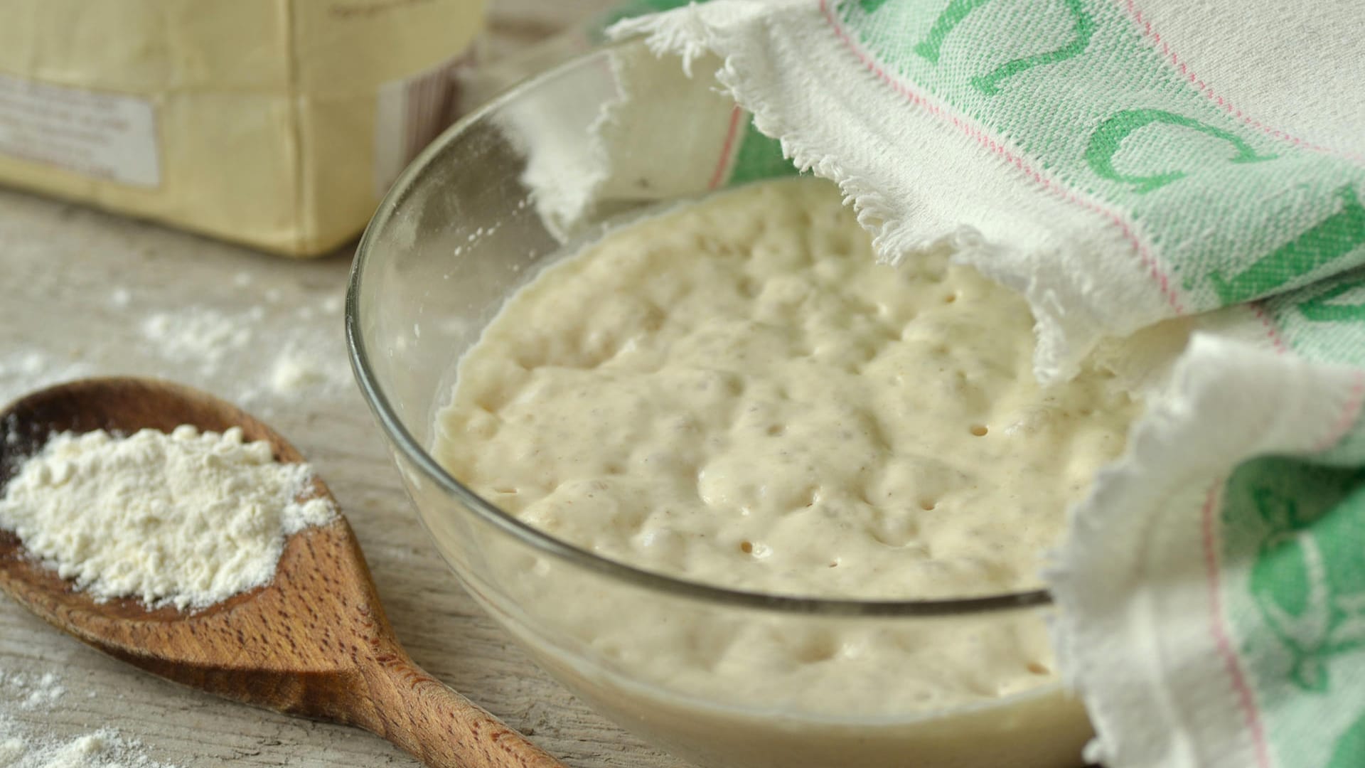 Sauerteig: Er muss regelmäßig mit Mehl und Wasser gefüttert werden.