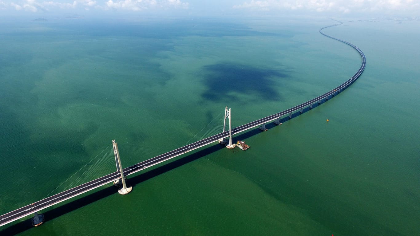 Blick auf die Hongkong-Zhuhai-Macau-Brücke: Mit 55 Kilometern ist sie die weltweit längste Seebrücke.