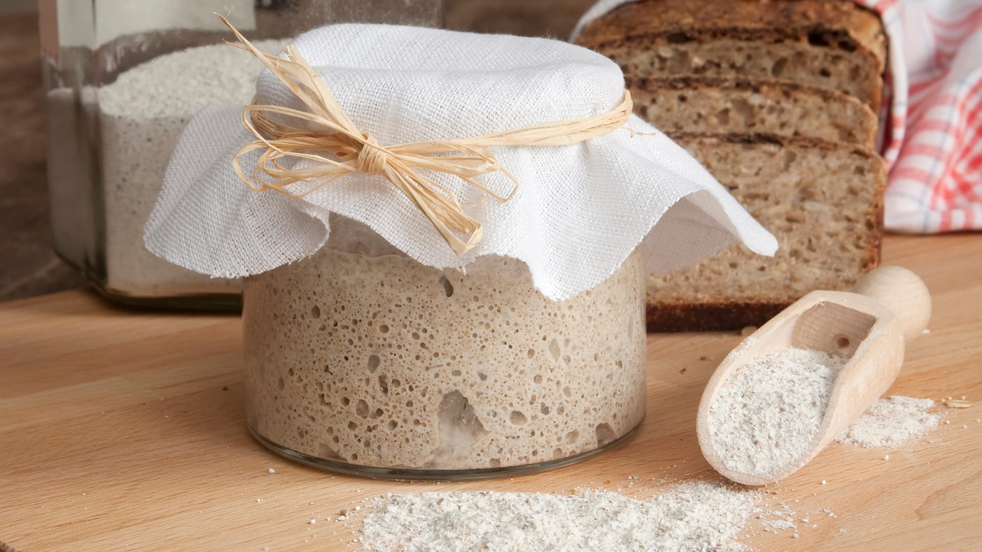 Sauerteig im Glas: Anstellgut eignet sich zum Weitergeben an Freunde. Damit kann ein neuer Sauerteig schneller hergestellt werden.