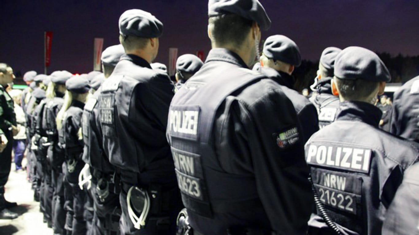 Polizisten bei einer Großrazzia gegen Clankriminalität am Wochenende in Marl: Vor allem im Ruhrgebiet kommt es seit einiger Zeit häufig zu Einsätzen gegen Organisierte Kriminalität.