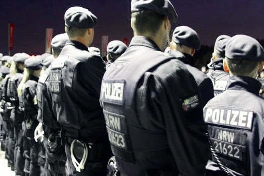Polizisten bei einer Großrazzia gegen Clankriminalität am Wochenende in Marl: Vor allem im Ruhrgebiet kommt es seit einiger Zeit häufig zu Einsätzen gegen Organisierte Kriminalität.