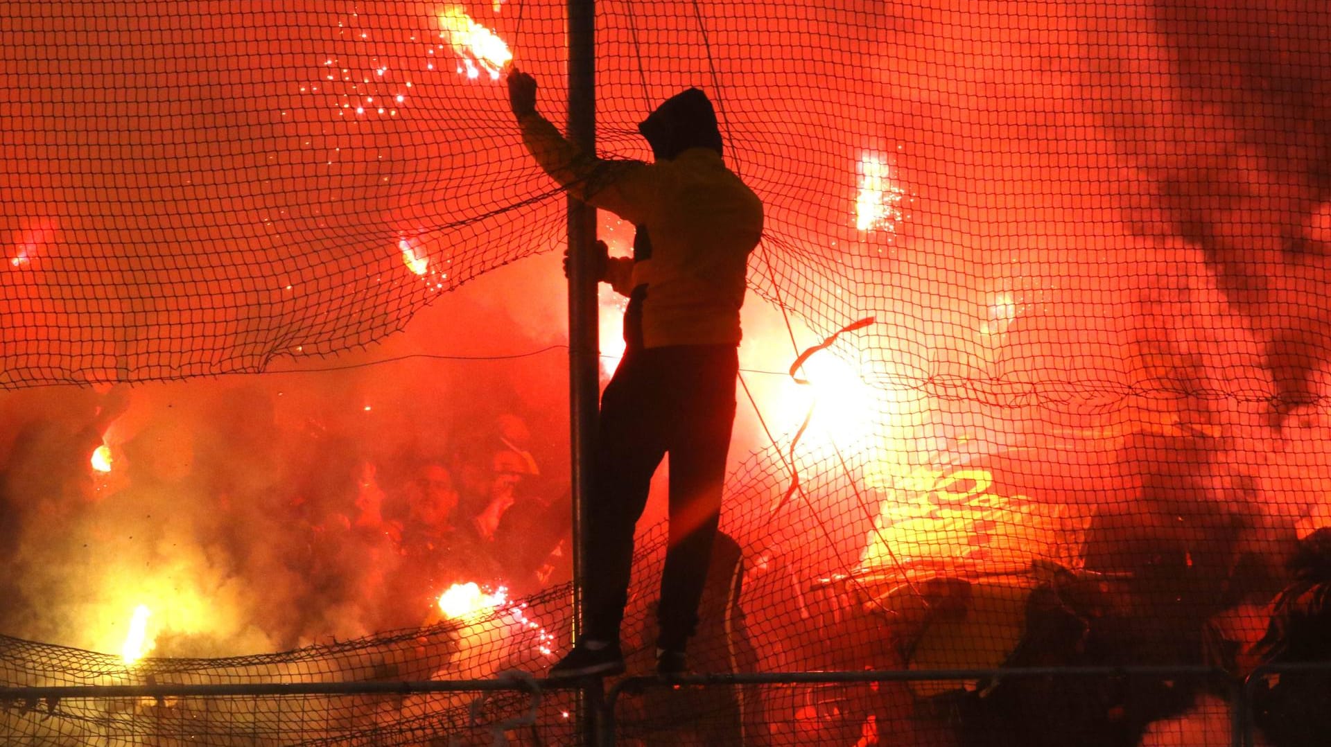 Die Fans von AEK Athen sind für ihre Pyrotechnik-Einlagen, hier beim Derby gegen Piräus 2017, berüchtigt. Die Fans von AEK Athen sind für ihre Pyrotechnik-Einlagen, hier beim Derby gegen Piräus 2017, berüchtigt.