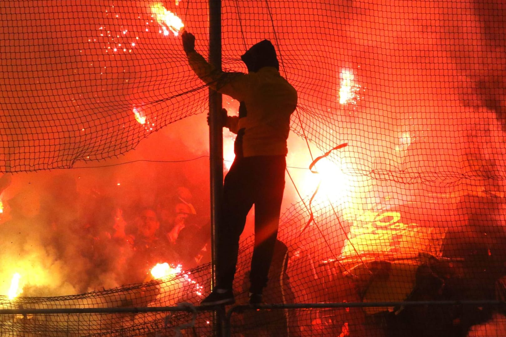 Die Fans von AEK Athen sind für ihre Pyrotechnik-Einlagen, hier beim Derby gegen Piräus 2017, berüchtigt.