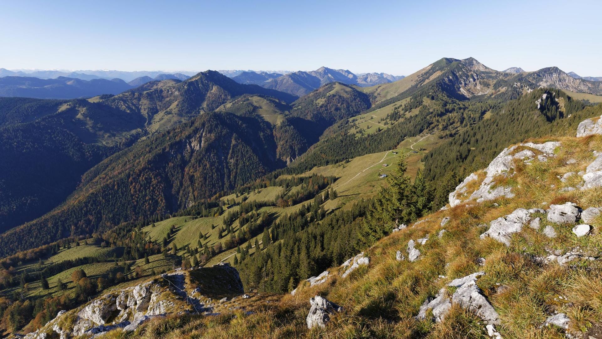 Der Brünnstein in den bayerischen Voralpen: Der Mann erlag noch am Unfallort seinen Verletzungen. (Archivbild) Der Brünnstein in den bayerischen Voralpen: Der Mann erlag noch am Unfallort seinen Verletzungen. (Archivbild)