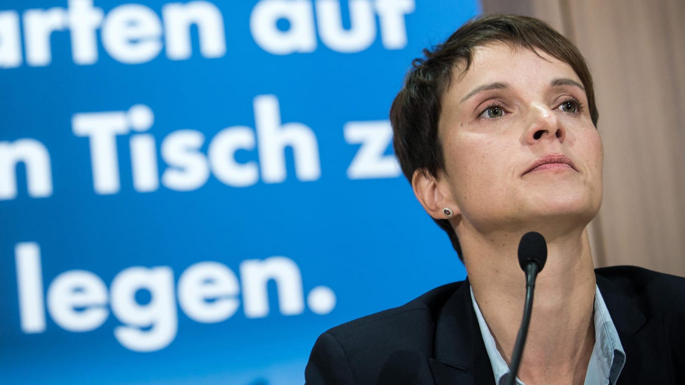 Frauke Petry, damals Bundesvorsitzende der AfD, spricht bei einer Pressekonferenz. Das Landgericht Dresden hat die Anklage gegen die frühere AfD-Chefin wegen Meineides zur Hauptverhandlung zugelassen.