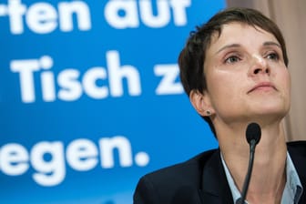 Frauke Petry, damals Bundesvorsitzende der AfD, spricht bei einer Pressekonferenz. Das Landgericht Dresden hat die Anklage gegen die frühere AfD-Chefin wegen Meineides zur Hauptverhandlung zugelassen.