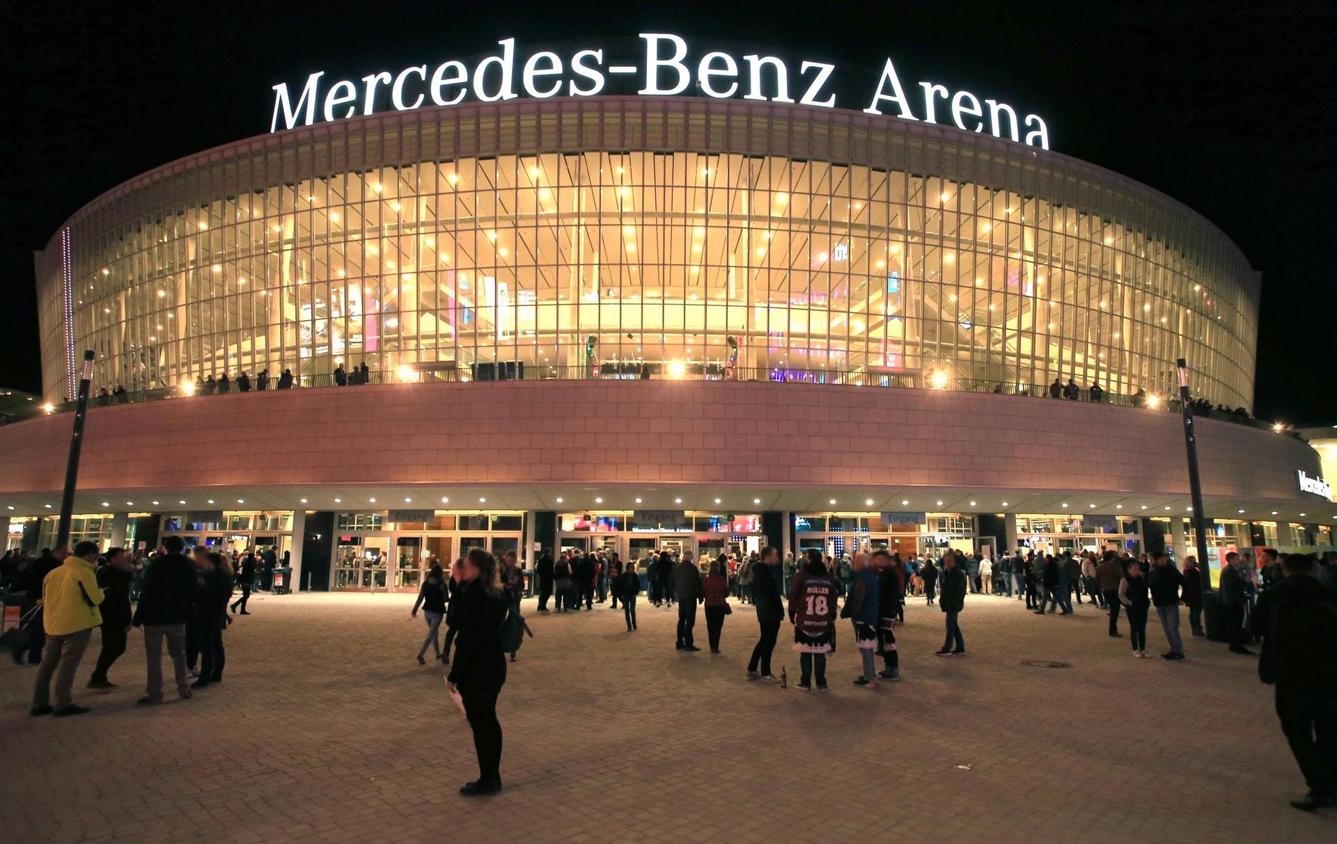 Mercedes-Benz Arena Berlin (14.800 Plätze): Hier finden die Spiele der deutschen Gruppe A statt. Am 10.01. eröffnet Deutschland hier die WM gegen Korea.