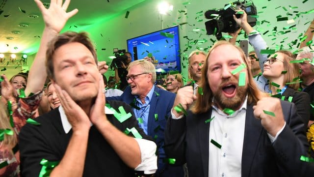 Im Umfragehoch: Grünen-Parteichef Robert Habeck (l) und Fraktionschef Anton Hofreiter. Im Umfragehoch: Grünen-Parteichef Robert Habeck (l) und Fraktionschef Anton Hofreiter.