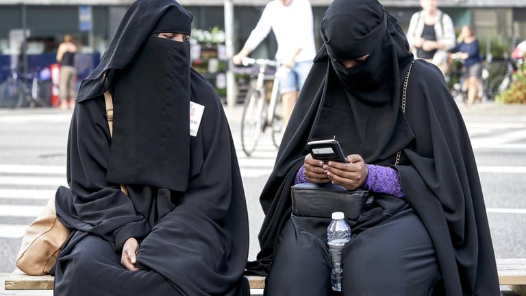 Zwei Frauen mit Burka sitzen nebeneinander: In Frankreich haben sich zwei Frauen, die für das Tragen ihrer Burka verurteilt worden sind, beim UN-Menschenrechtsausschuss beschwert.