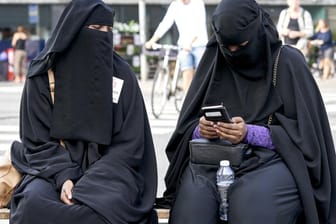 Zwei Frauen mit Burka sitzen nebeneinander: In Frankreich haben sich zwei Frauen, die für das Tragen ihrer Burka verurteilt worden sind, beim UN-Menschenrechtsausschuss beschwert.
