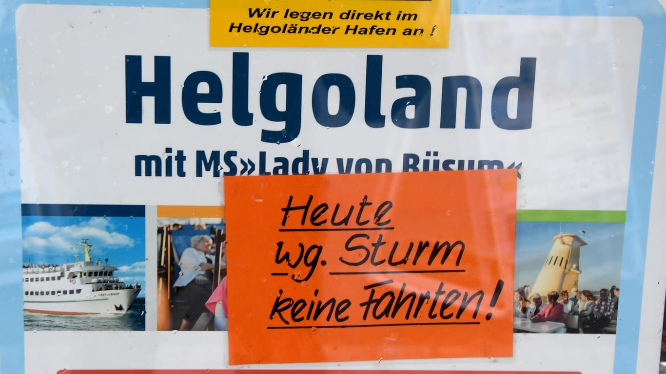 Büsum: "Heute wg. Sturm keine Fahrten" steht auf einem Schild am Fahrkartenverkauf für die Überfahrt nach Helgoland: Wegen des Herbsturmes sind alle Fahrten abgesagt worden.