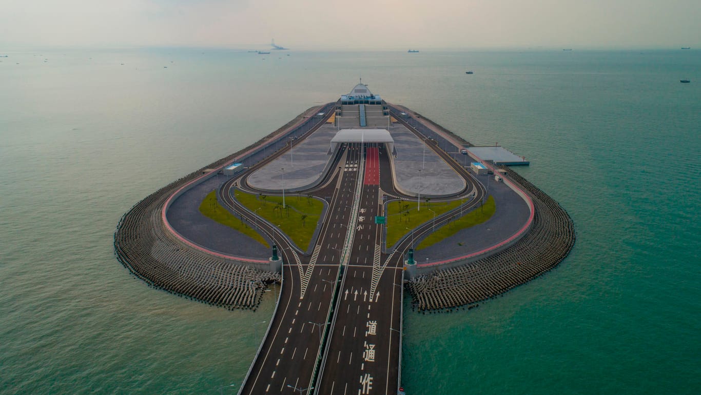 Die künstliche Insel des Hongkong-Abschnitts der Brücke: Ein 6,7 Kilometer langer Unterwassertunnel verbindet sie mit einer zweiten künstlichen Insel.