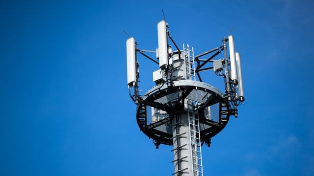 Die Mobilfunkbetreiber verweisen darauf, dass eine hundertprozentige Flächenabdeckung technisch nicht notwendig und betriebswirtschaftlich nicht vertretbar sei. Die Mobilfunkbetreiber verweisen darauf, dass eine hundertprozentige Flächenabdeckung technisch nicht notwendig und betriebswirtschaftlich nicht vertretbar sei.