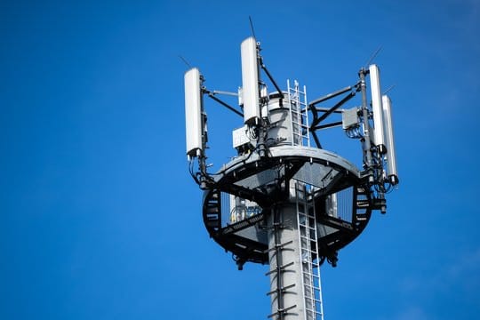Die Mobilfunkbetreiber verweisen darauf, dass eine hundertprozentige Flächenabdeckung technisch nicht notwendig und betriebswirtschaftlich nicht vertretbar sei.
