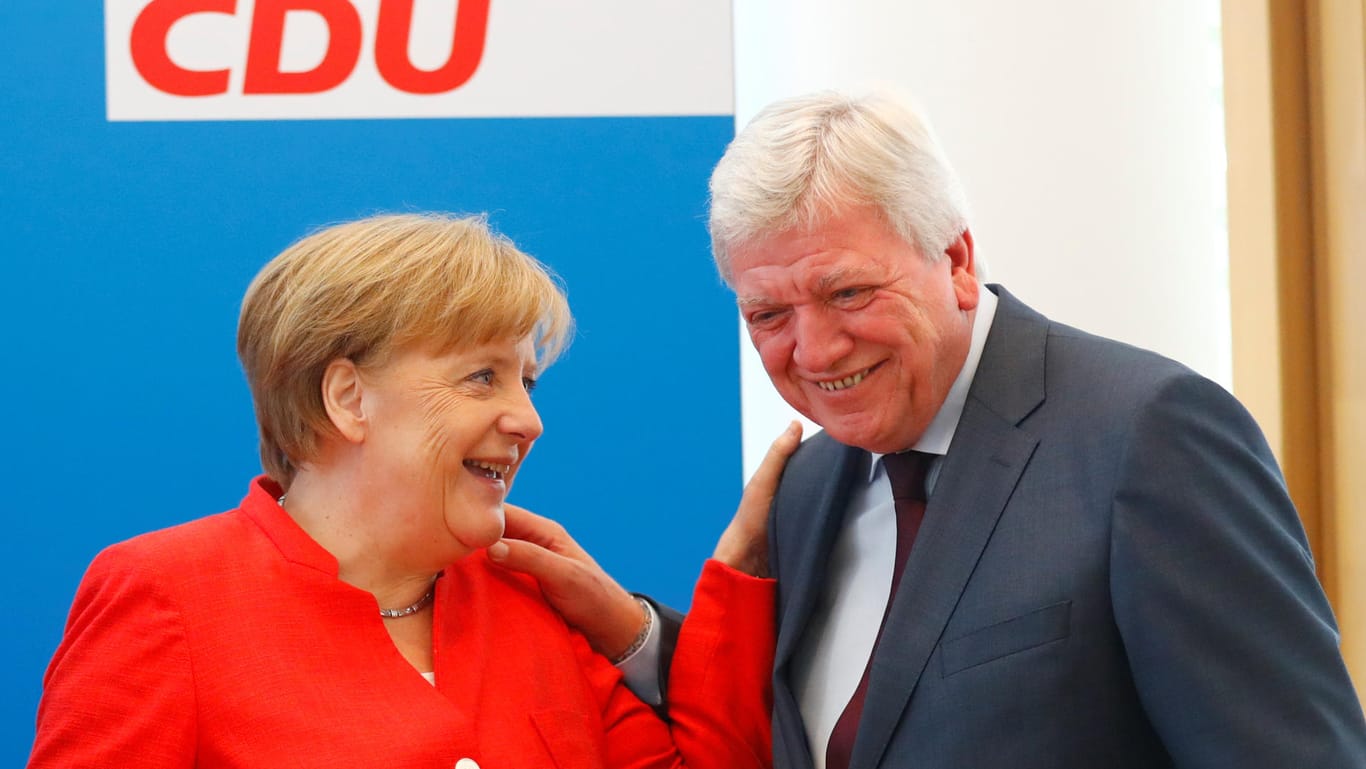 Merkel und Bouffier am 18. Juni 2018 in Berlin: Auch gegenüber der Parteichefin bleibt er loyal.