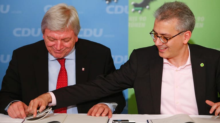 Bouffier und der Vorsitzende der hessischen Grünen Tarek Al-Wazir unterzeichnen 2013 den Koalitionsvertrag: Früher hätte Bouffier das abwegig gefunden, sagt ein alter Bekannter.
