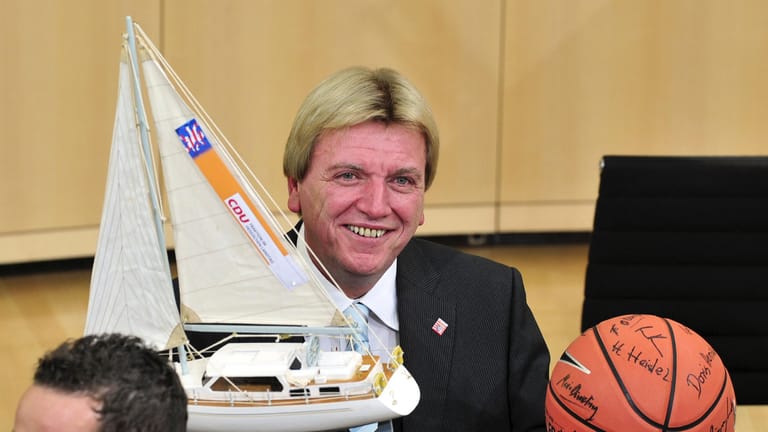 Volker Bouffier am Tag seiner Vereidigung als Ministerpräsident 2010, mit Geschenken: In seiner Jugend spielte er erfolgreich Basketball, ein Autounfall beendete seine Karriere.