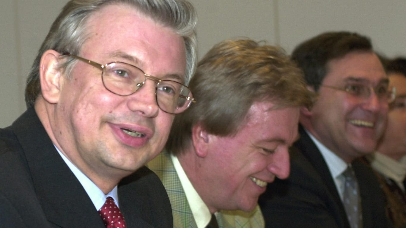 Volker Bouffier (m.) mit Roland Koch (l.) und Franz-Josef Jung (r.) in Wiesbaden im Jahr 2000: Die drei kennen sich seit ihrer Jugend und stiegen gemeinsam auf.