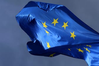 Eine Europafahne vor dem Europäischen Parlament in Straßburg: Die EU weist den Haushaltsentwurf Italiens zurück.