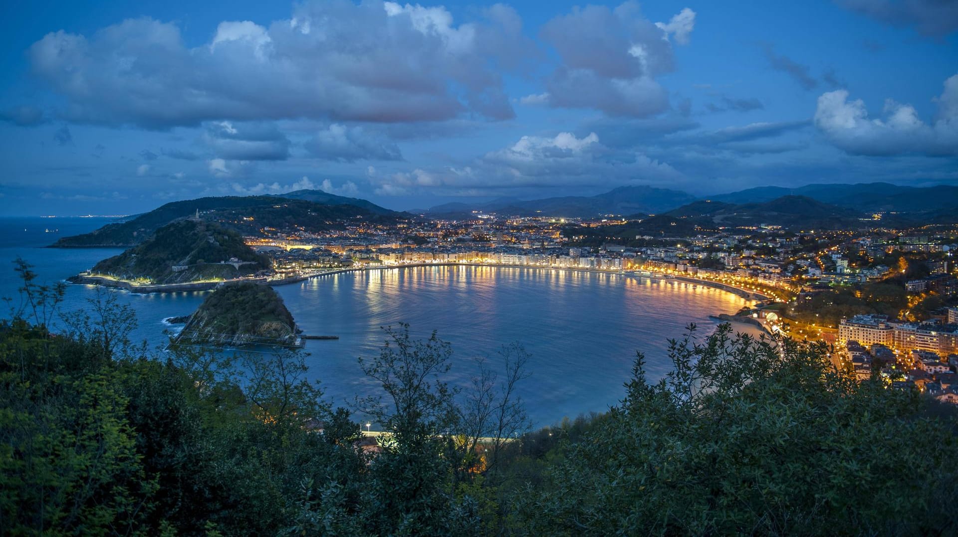 La Concha: Der Strand in San Sebastián hat seinen Namen aufgrund seiner Muschelform.