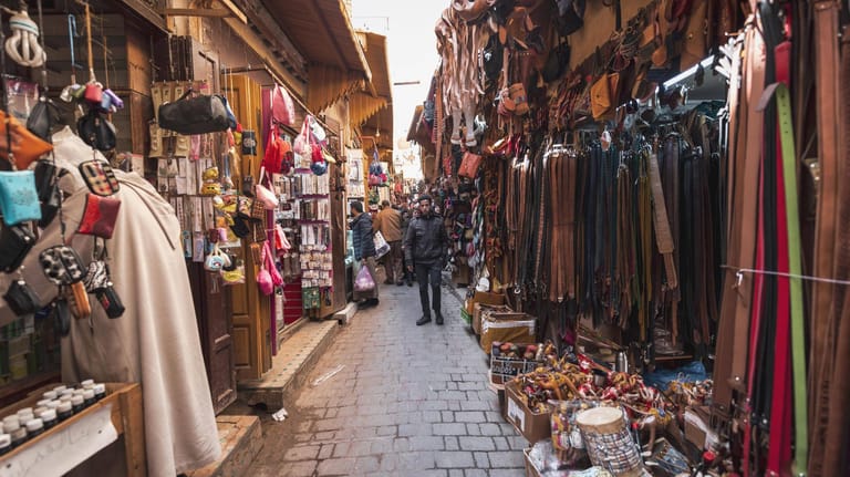 Markt in Fès: Die Stadt in Marokko ist bekannt für ihre Altstadt voller Verkaufsstände.