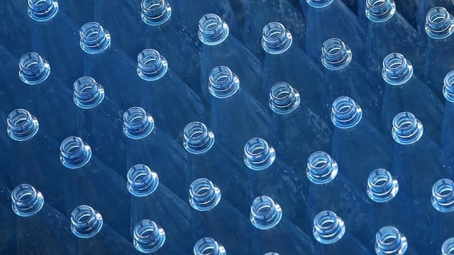 Österreichische Forscher hatten nach eigenen Angaben erstmals Mikroplastik in Stuhlproben von Menschen nachgewiesen. Österreichische Forscher hatten nach eigenen Angaben erstmals Mikroplastik in Stuhlproben von Menschen nachgewiesen.