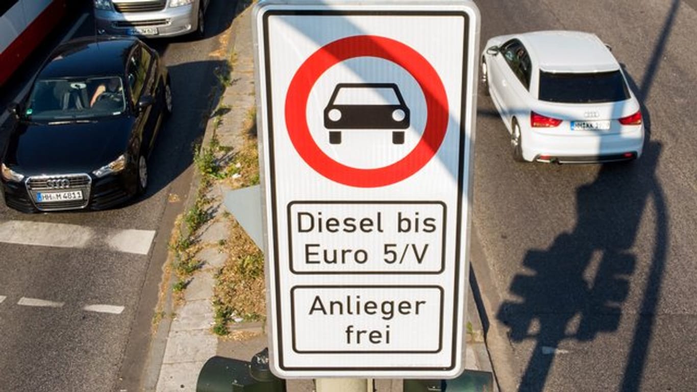 Fahrverbotsschild für Fahrzeuge mit Diesel-Motor bis Euro5.