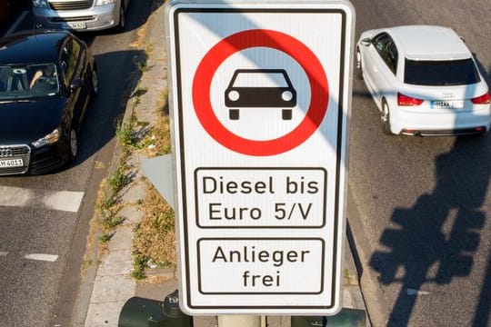 Fahrverbotsschild für Fahrzeuge mit Diesel-Motor bis Euro5.