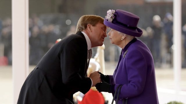 König Willem-Alexander der Niederlande muss in die Knie gehen, um der britischen Queen ein Küsschen zu geben. König Willem-Alexander der Niederlande muss in die Knie gehen, um der britischen Queen ein Küsschen zu geben.