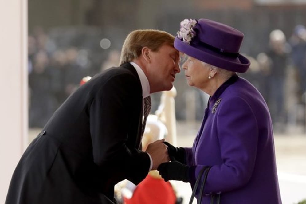 König Willem-Alexander der Niederlande muss in die Knie gehen, um der britischen Queen ein Küsschen zu geben.