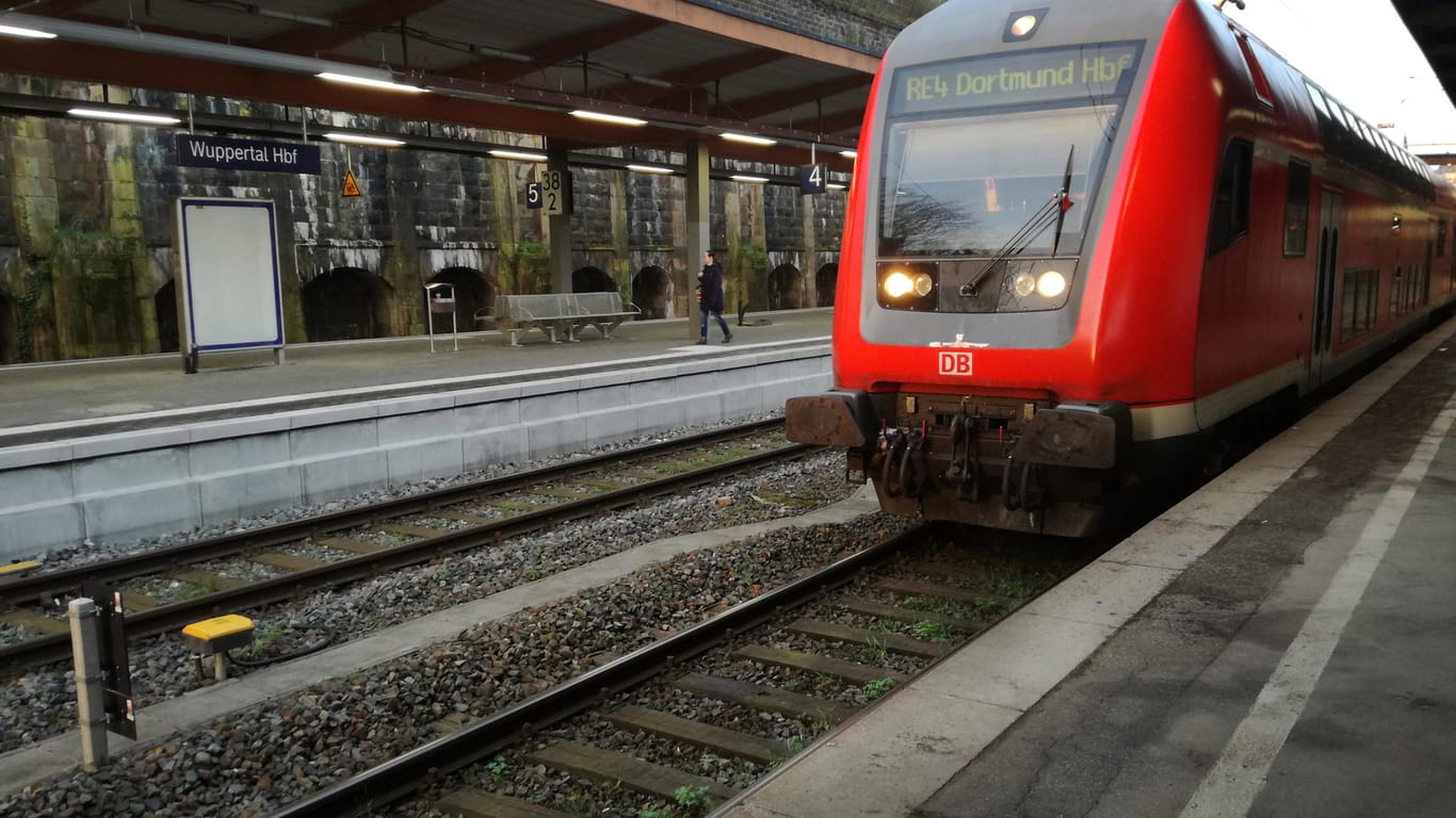 Ein Zug am Bahnsteig im Bahnhof in Wuppertal: Der Junge erlitt nur eine leichte Verletzung am Kopf. (Archivbild)