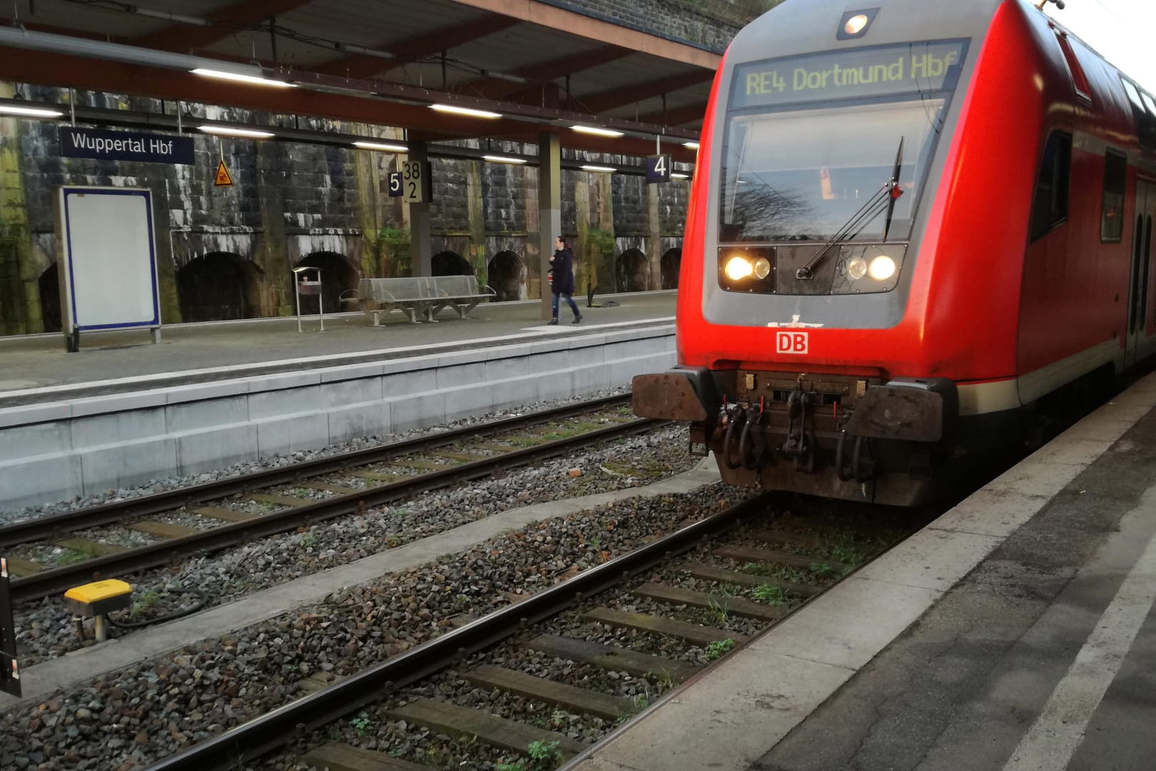 Ein Zug am Bahnsteig im Bahnhof in Wuppertal: Der Junge erlitt nur eine leichte Verletzung am Kopf. (Archivbild)
