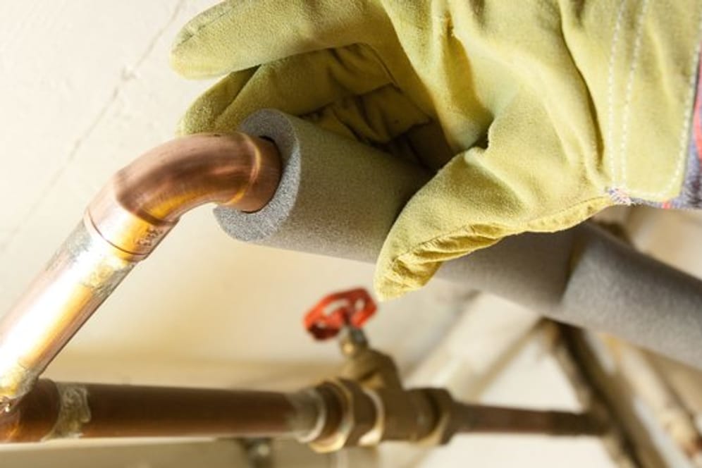Das Dämmen von Warmwasser- und Heizungsleitungen können auch Heimwerker übernehmen: Die Ummantelungen aus dem Baumarkt lassen sich einfach aufziehen.