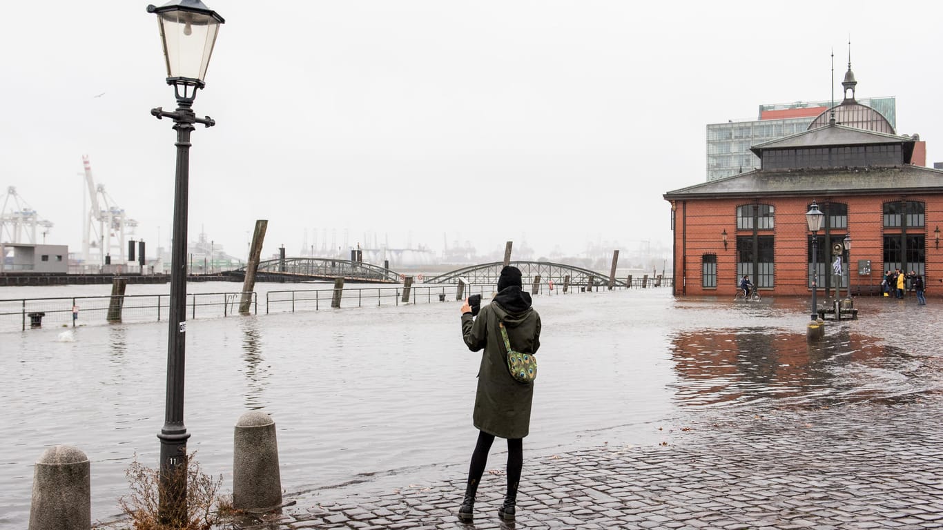 Der Fischmarkt in Hamburg ist überflutet: Sturmtief "Siglinde" lässt das Wasser über die Ufer treten.