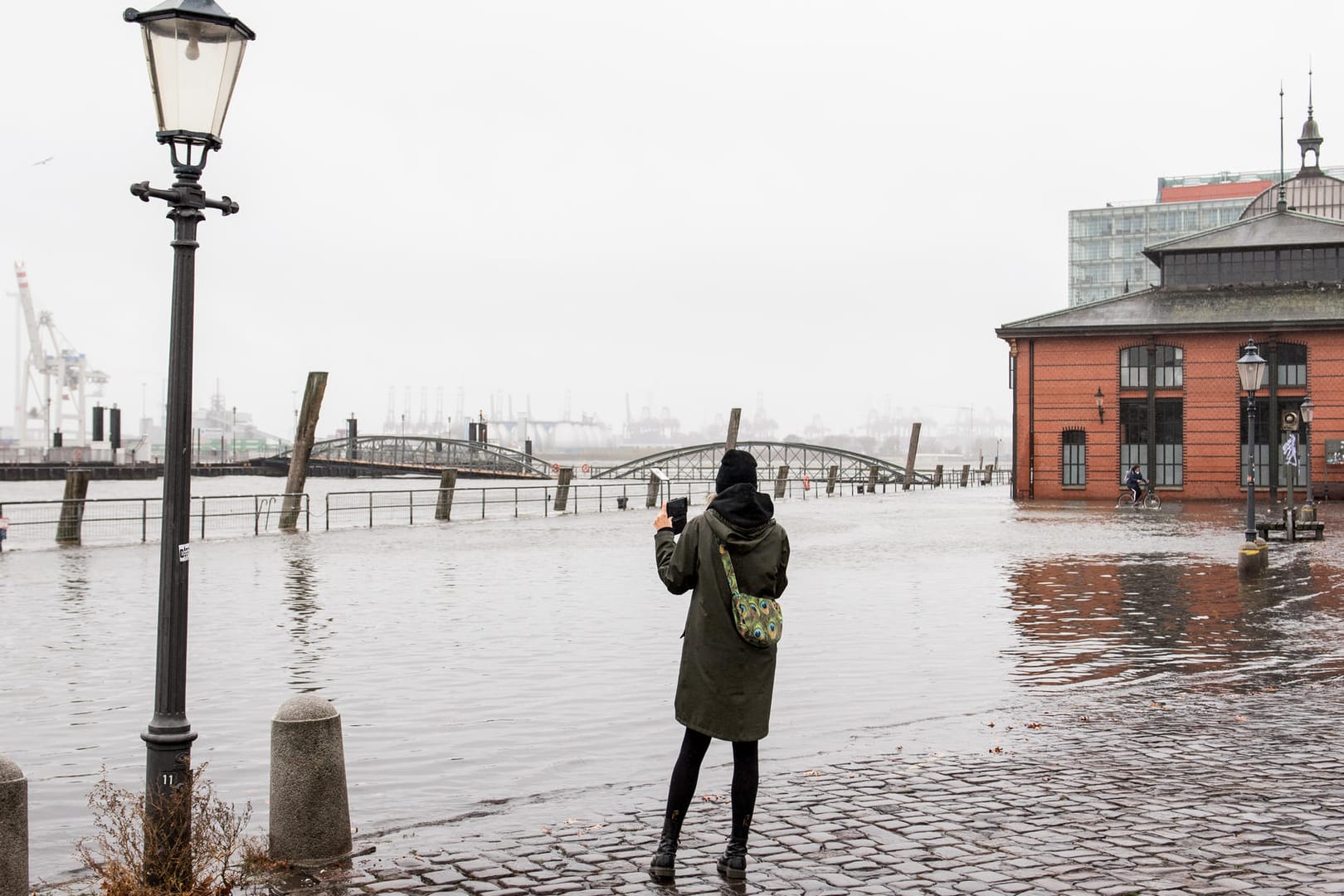 Der Fischmarkt in Hamburg ist überflutet: Sturmtief "Siglinde" lässt das Wasser über die Ufer treten.