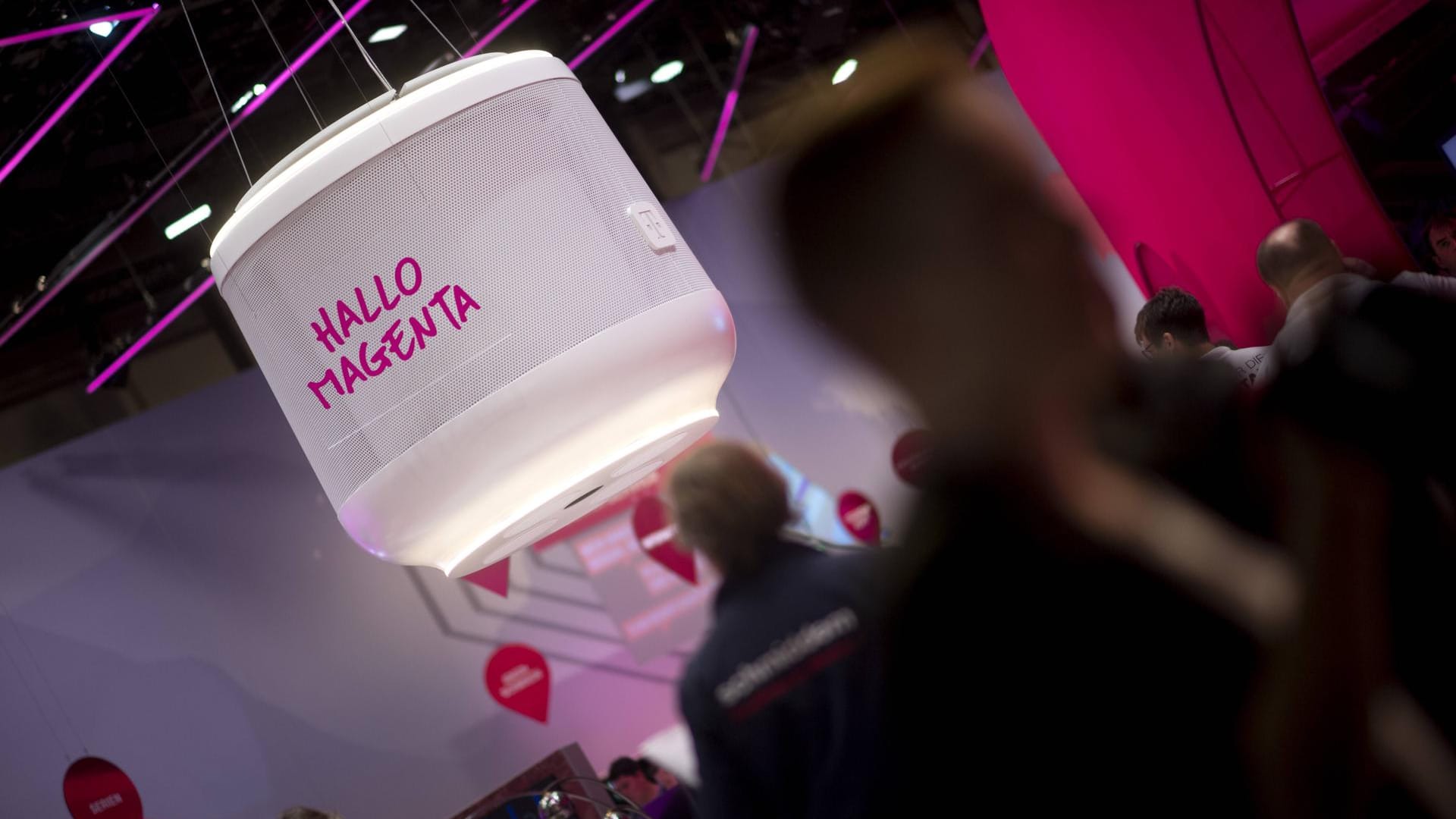 Ein Stand der Telekom mit der Aufschrift "Hallo Magenta": Das Unterhaltungsprogramm trägt einen neuen Namen.