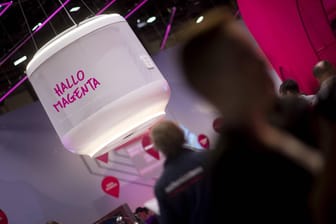 Ein Stand der Telekom mit der Aufschrift "Hallo Magenta": Das Unterhaltungsprogramm trägt einen neuen Namen.