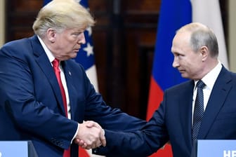 Donald Trump und Wladimir Putin bei einer Pressekonferenz: Der russische Präsident will im Streit um die Abrüstung persönlich mit dem US-Präsidenten sprechen.