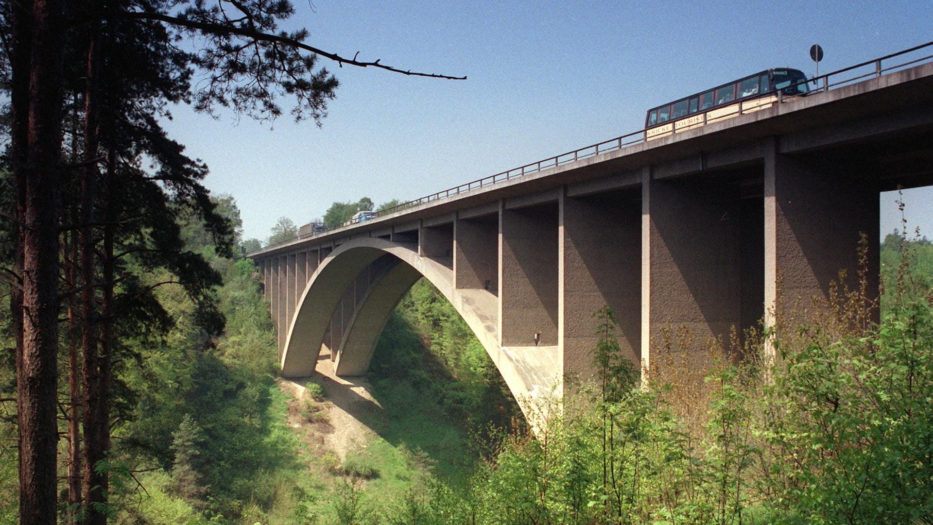 Die Teufelstalbrücke unweit des Hermsdorfer Kreuzes: Dem Beschuldigten wird vorgeworfen, das Mädchen von der Brücke geworfen zu haben. (Archivbild) Die Teufelstalbrücke unweit des Hermsdorfer Kreuzes: Dem Beschuldigten wird vorgeworfen, das Mädchen von der Brücke geworfen zu haben. (Archivbild)