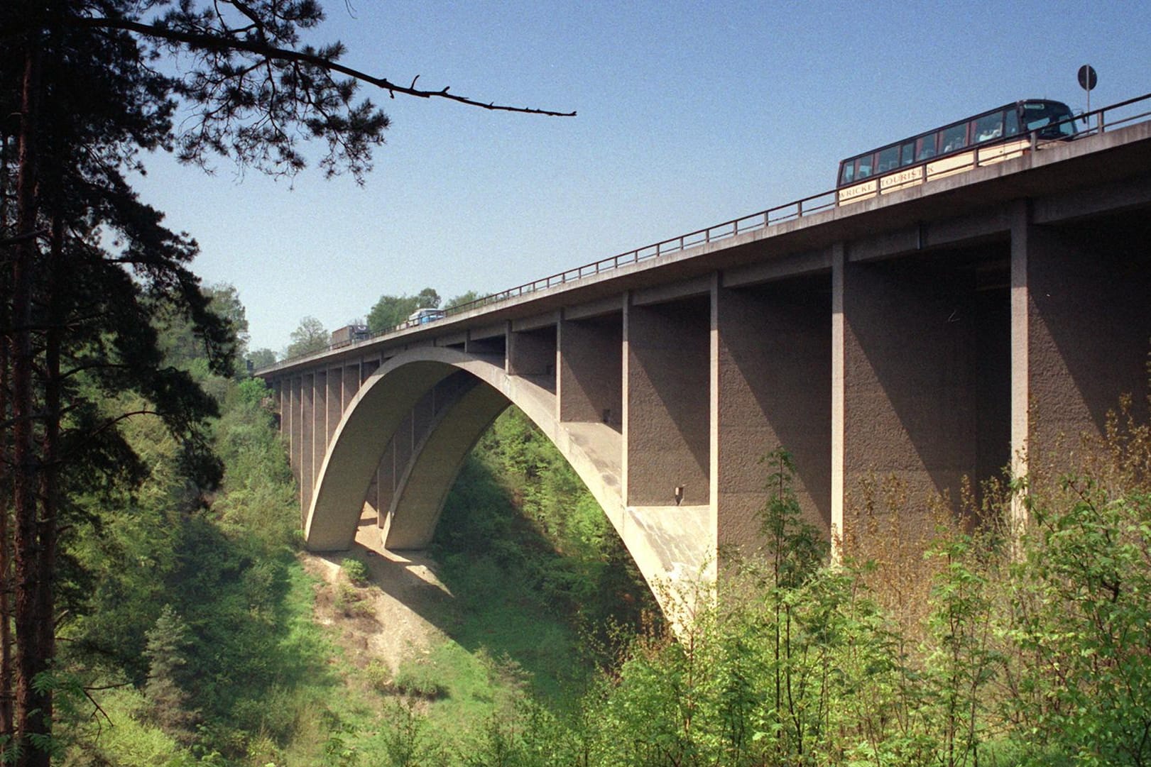 Die Teufelstalbrücke unweit des Hermsdorfer Kreuzes: Dem Beschuldigten wird vorgeworfen, das Mädchen von der Brücke geworfen zu haben. (Archivbild)