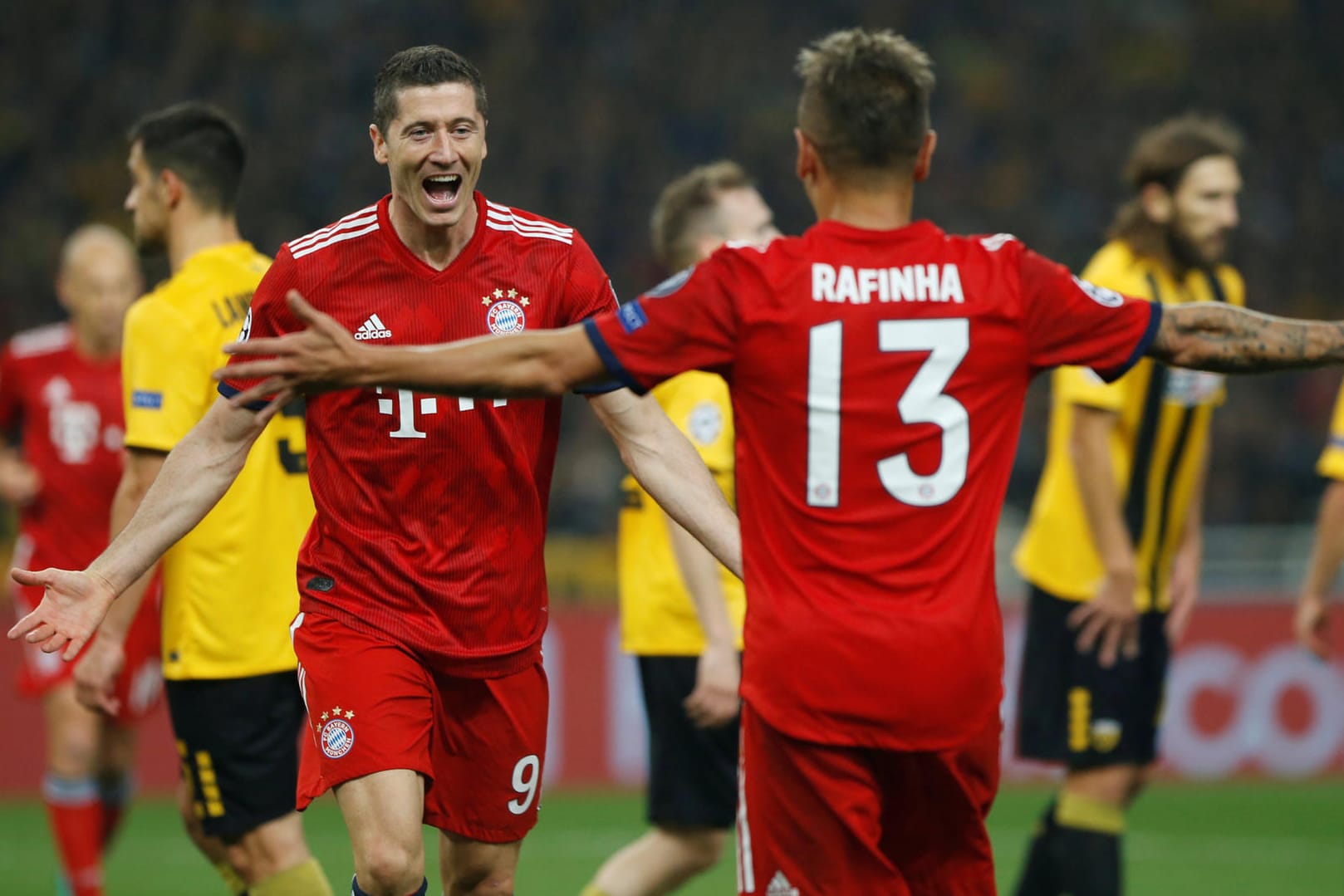 Robert Lewandowski (links) feiert sein Tor zum 2:0 mit Rafinha.